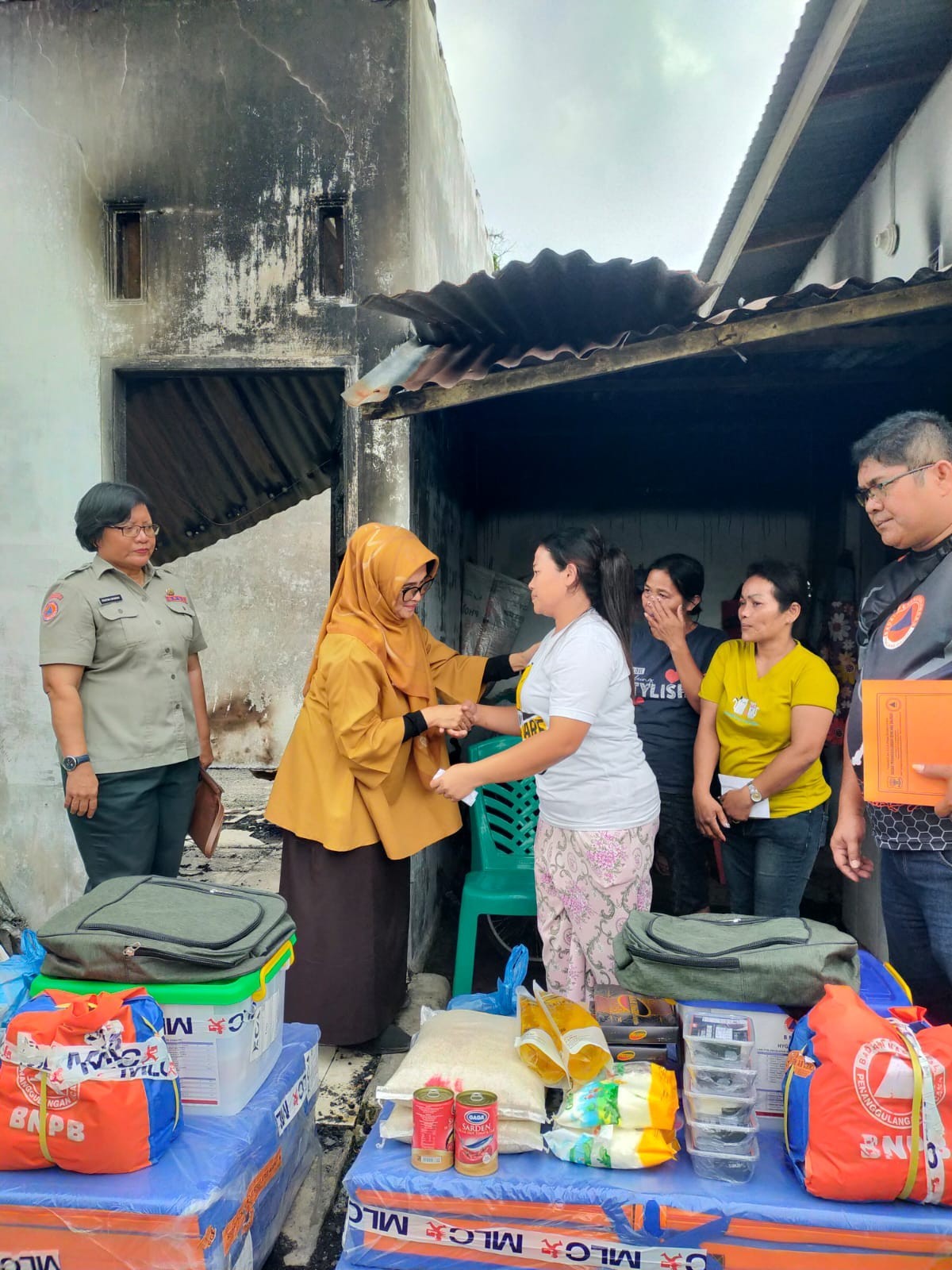 Pemberian Bantuan Logistik Kepada Korban Kebakaran di Jalan D.I.Panjaitan No.67